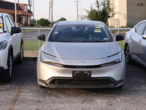 Used 2025 Toyota Prius LE AWD/4WD image 3