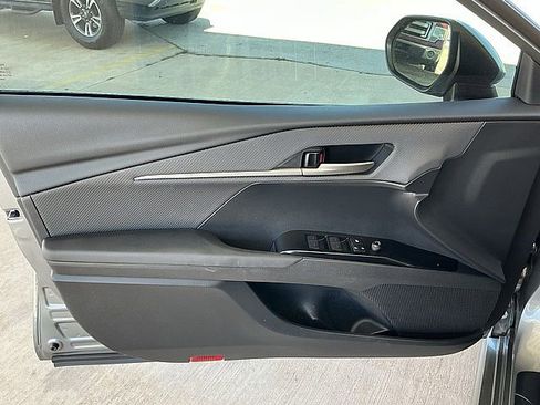 Used 2025 Toyota Camry SE w/ Convenience Package image 16