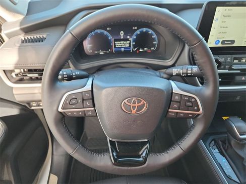 Used 2025 Toyota Grand Highlander AWD image 13