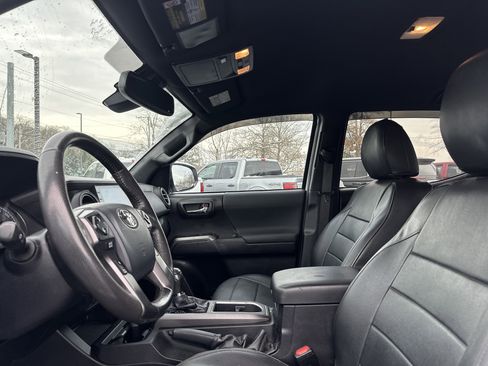 Used 2020 Toyota Tacoma TRD Sport image 12