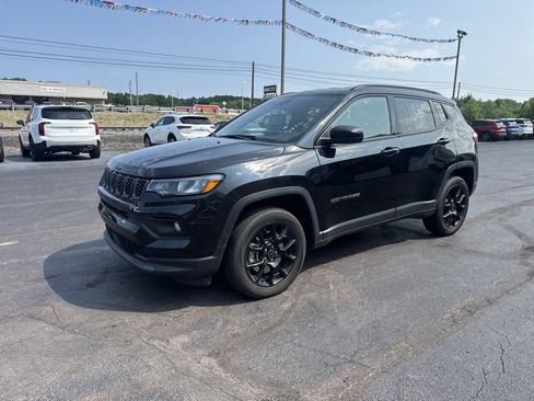Used 2025 Jeep Compass Latitude w/ Convenience Group AWD/4WD image 8