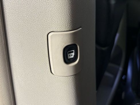 Used 2015 Chrysler Town & Country Touring-L image 30