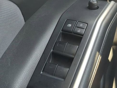 Used 2021 Toyota Highlander L image 22