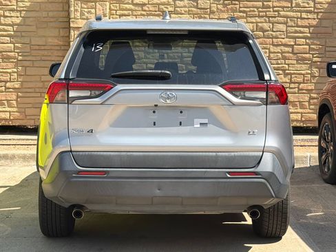 Used 2019 Toyota RAV4 LE FWD image 3