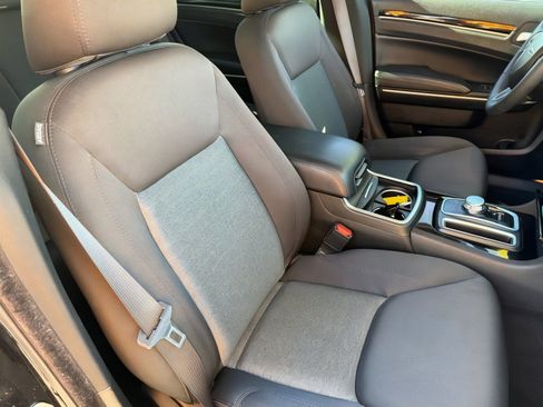 Used 2023 Chrysler 300 Touring w/ Sport Appearance Package image 10