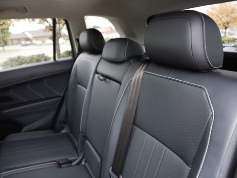 Used 2022 Volkswagen Tiguan SE w/ Panoramic Sunroof Package image 14