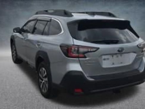 Used 2025 Subaru Outback Premium AWD/4WD image 2