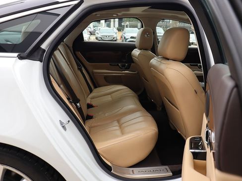 Used 2014 Jaguar XJ image 32