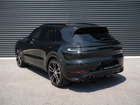 Certified 2026 Porsche Cayenne GTS AWD/4WD image 3