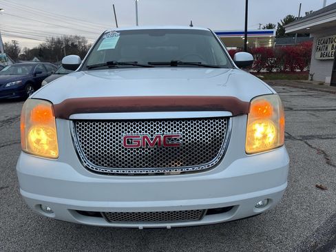 Used 2011 GMC Yukon Denali image 2