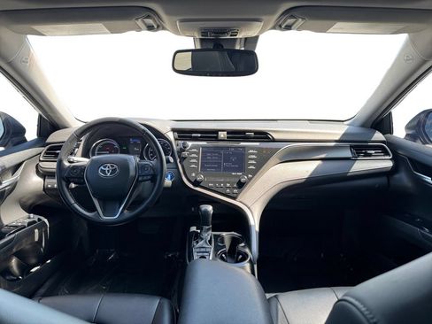 Used 2020 Toyota Camry SE w/ Sunroof Package FWD image 12