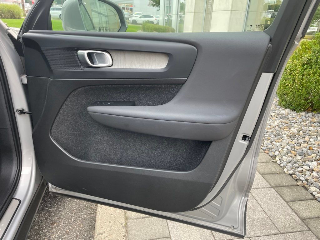 Used 2025 Volvo XC40 B5 Plus AWD/4WD image 15