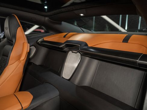 Used 2025 Aston Martin Vanquish Coupe image 14