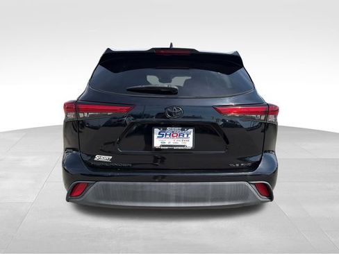 Used 2021 Toyota Highlander XLE AWD/4WD image 6