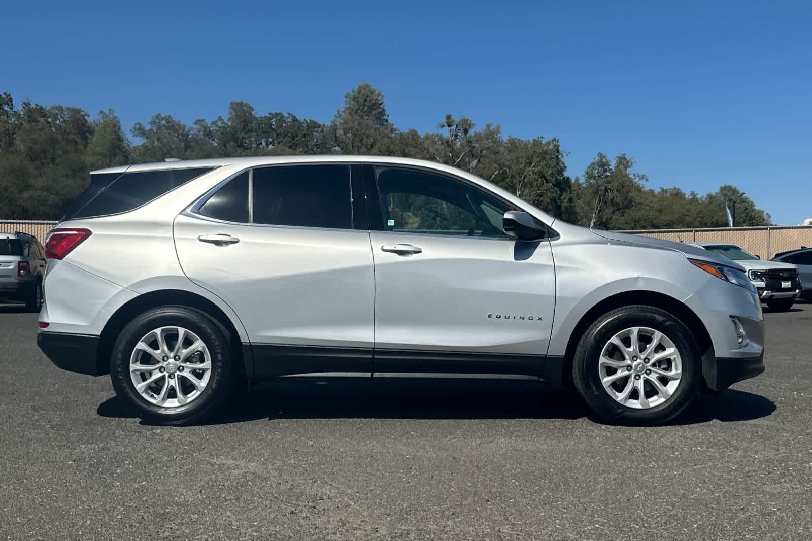Used 2020 Chevrolet Equinox LT FWD image 2