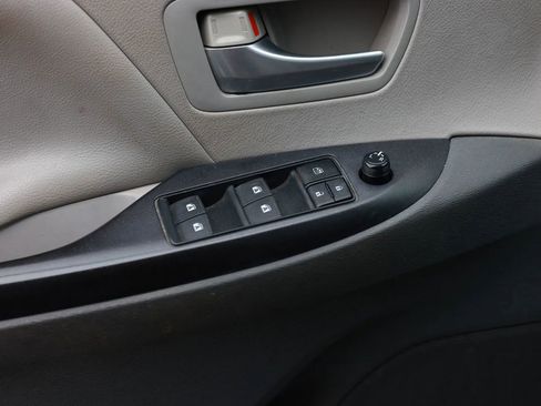 Used 2015 Toyota Sienna LE image 41