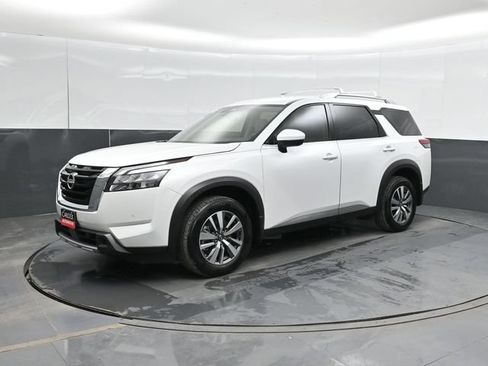 Used 2025 Nissan Pathfinder SL FWD image 9