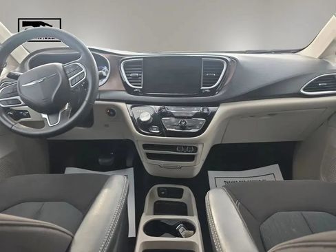 Used 2022 Chrysler Voyager LX FWD image 14