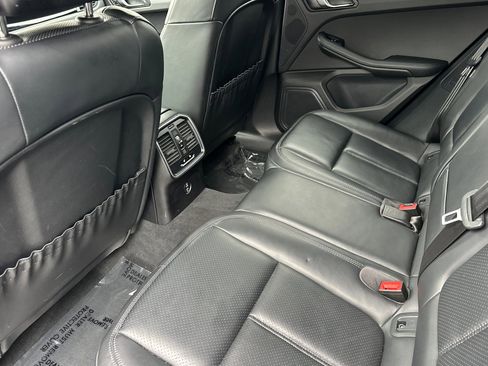 Used 2024 Porsche Macan AWD/4WD image 26
