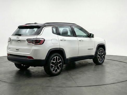 Used 2025 Jeep Compass Trailhawk image 9