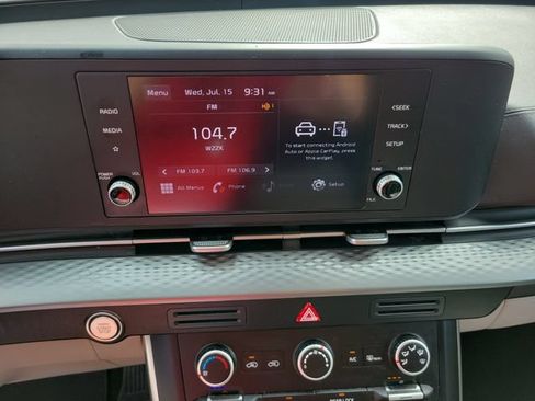 Used 2022 Kia Carnival LX FWD image 21