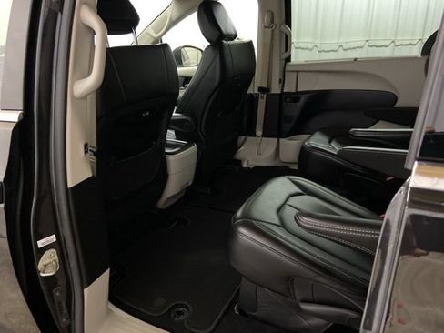 Used 2023 Chrysler Pacifica Touring-L FWD image 24