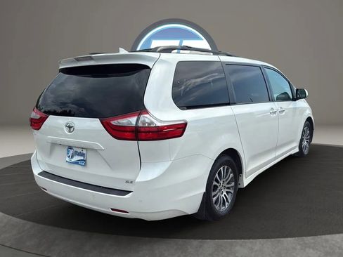 Used 2019 Toyota Sienna XLE w/ Entertainment Package image 10