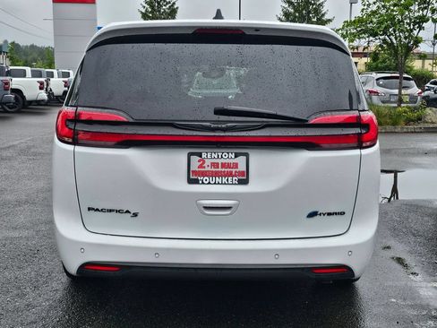 Used 2024 Chrysler Pacifica Limited FWD image 6