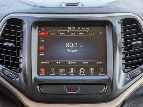Used 2017 Jeep Cherokee Latitude w/ Cold Weather Group AWD/4WD image 15