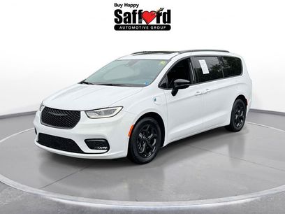 Used 2025 Chrysler Pacifica Premium
