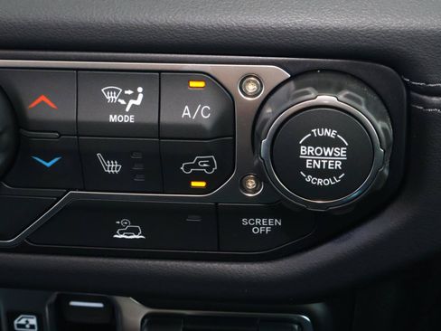 Used 2025 Jeep Gladiator Rubicon w/ Convenience Group AWD/4WD image 25