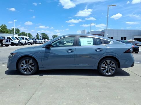New 2026 Nissan Sentra SL w/ Floor Mat Package FWD image 5