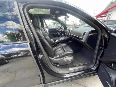 Used 2017 Porsche Cayenne Platinum Edition w/ Premium Package (PJV) AWD/4WD image 6