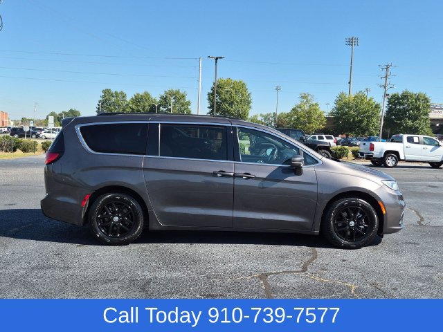Used 2022 Chrysler Pacifica Touring FWD image 2