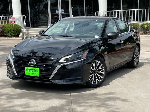 Used 2024 Nissan Altima 2.5 SV image 10