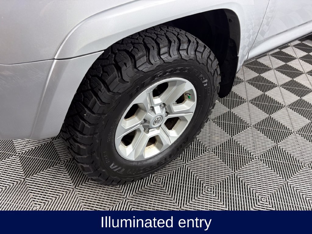 Used 2016 Toyota 4Runner SR5 AWD/4WD image 9
