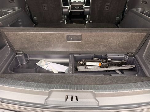 Used 2024 Ford Expedition XLT RWD image 12