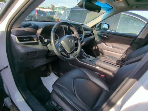 Used 2023 Toyota Highlander XLE AWD/4WD image 7