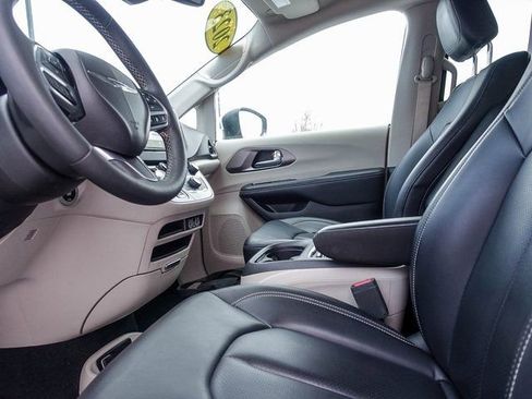 Used 2023 Chrysler Pacifica Touring-L image 19