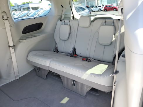 Used 2020 Chrysler Pacifica Touring-L w/ Advanced Safetytec Group FWD image 9