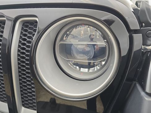 Used 2019 Jeep Wrangler Unlimited Sahara AWD/4WD image 28