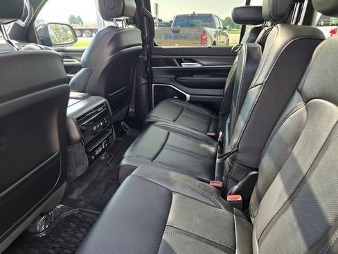 Used 2024 Jeep Wagoneer Series III w/ Premium Group I AWD/4WD image 19