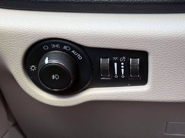 Used 2023 Chrysler Pacifica Touring-L AWD/4WD image 22