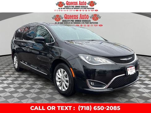 Used 2019 Chrysler Pacifica Touring-L image 9