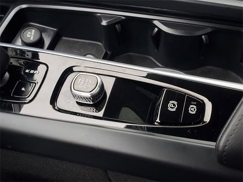 Used 2025 Volvo XC60 B5 Plus image 27