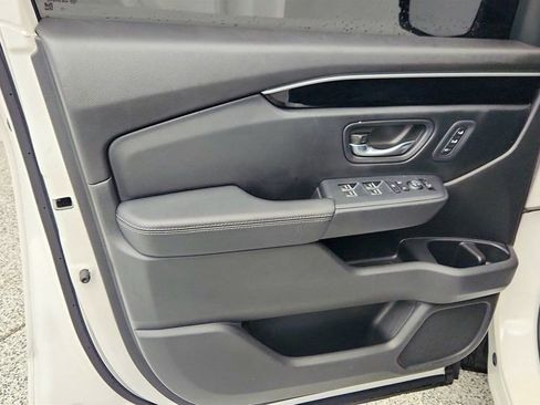 Used 2025 Honda Pilot Touring image 11