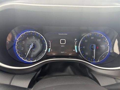 Used 2024 Chrysler Pacifica Touring-L image 27
