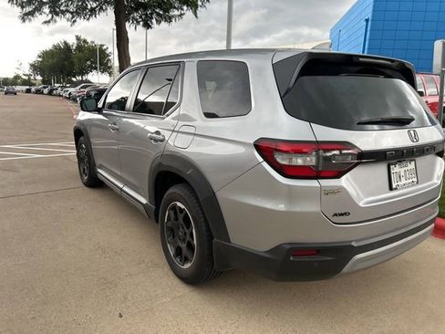 Used 2025 Honda Pilot EX-L image 3