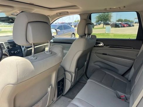 Used 2011 Jeep Grand Cherokee Laredo w/ Security & Convenience Group AWD/4WD image 12