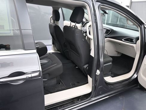 Used 2022 Chrysler Voyager LX image 44
